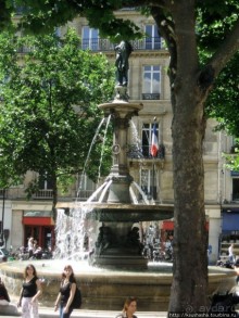 На многолюдных улицах Парижа