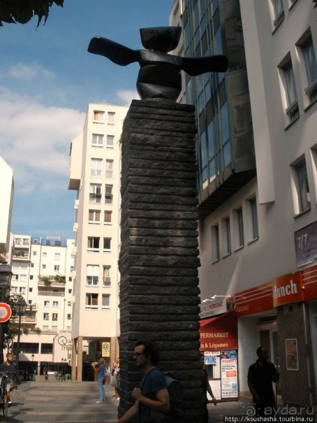 На многолюдных улицах Парижа