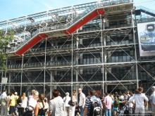 На многолюдных улицах Парижа