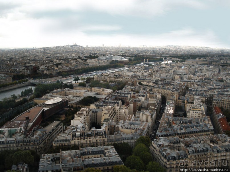 На многолюдных улицах Парижа