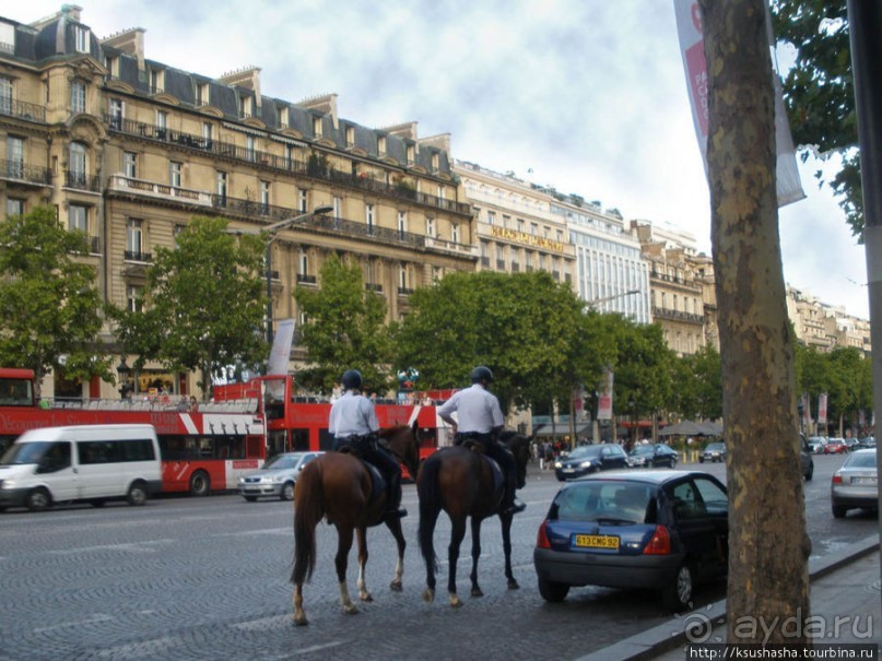 На многолюдных улицах Парижа