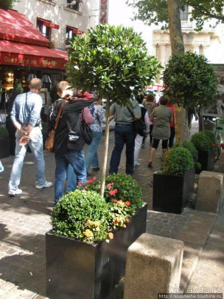 На многолюдных улицах Парижа