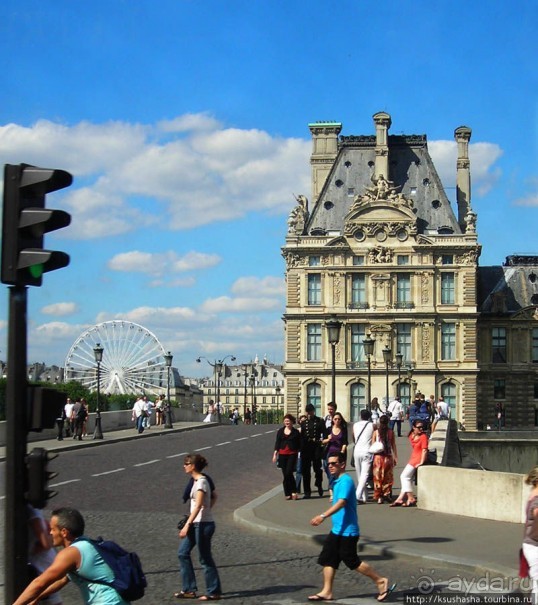 На многолюдных улицах Парижа