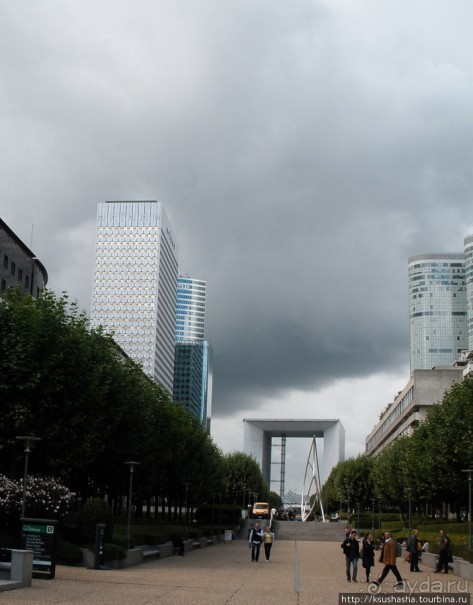 На многолюдных улицах Парижа