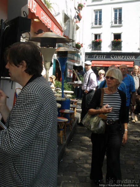 На многолюдных улицах Парижа