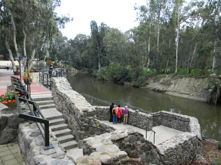 Ярденит на реке Иордан