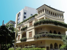 Что там, за "весёленьким" фасадом