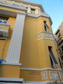 Что там, за "весёленьким" фасадом