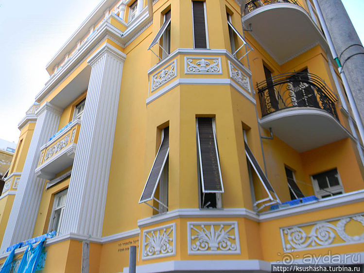 Что там, за "весёленьким" фасадом