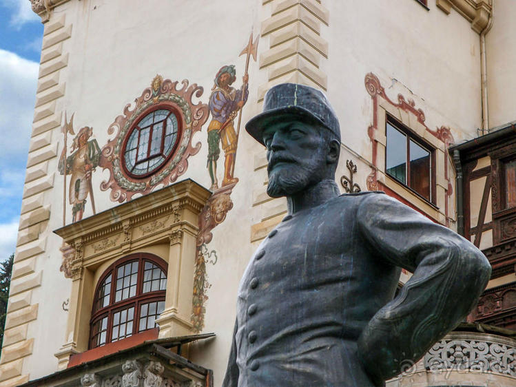 Пелеш в пылающем наряде