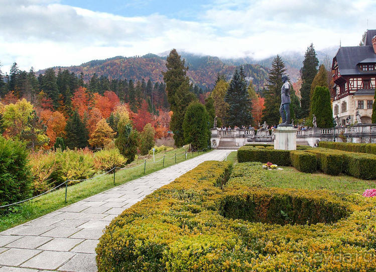 Пелеш в пылающем наряде