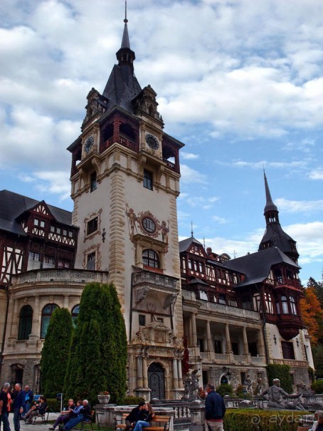 Пелеш в пылающем наряде