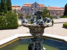Тюрьма и дворец для королевы, благочестивой и безумной