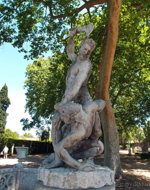 Альбом отзыва "Тюрьма и дворец для королевы, благочестивой и безумной"