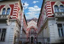 В молельном доме некому молиться