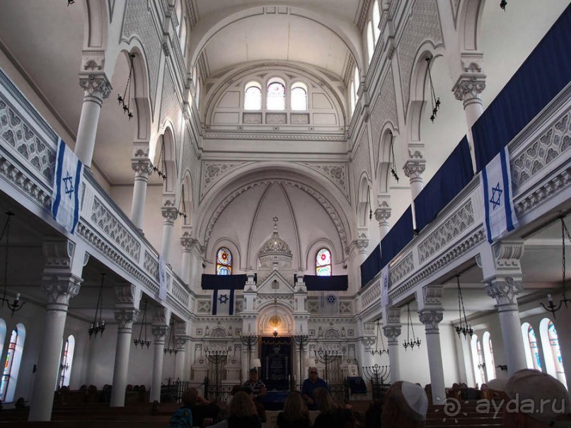 В молельном доме некому молиться