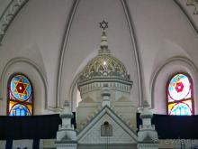 В молельном доме некому молиться