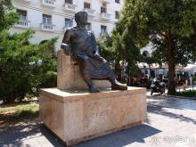 Вдоль центральной оси