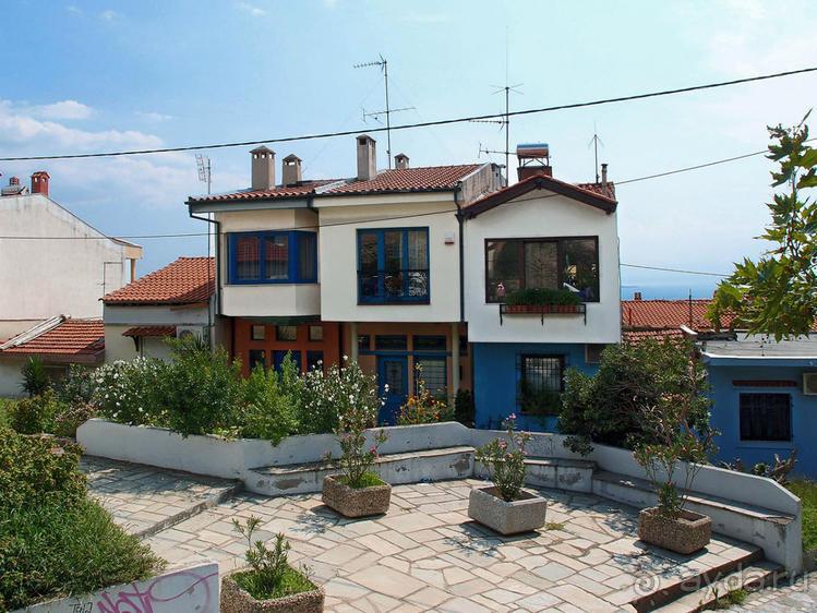 Вдоль центральной оси