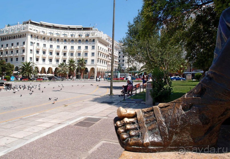 Вдоль центральной оси