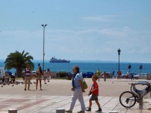 Вдоль центральной оси