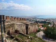 Вдоль центральной оси