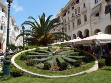 Вдоль центральной оси