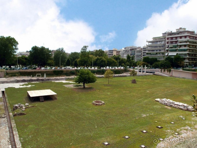 Вдоль центральной оси