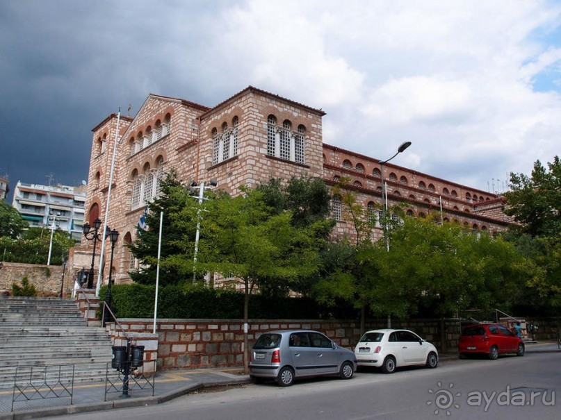 Вдоль центральной оси