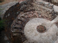 Вдоль центральной оси