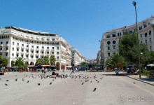 Вдоль центральной оси