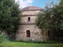 Вдоль центральной оси