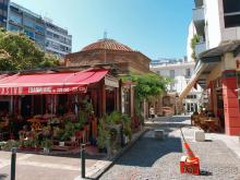 Вдоль центральной оси