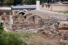 Вдоль центральной оси