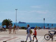 Вдоль центральной оси