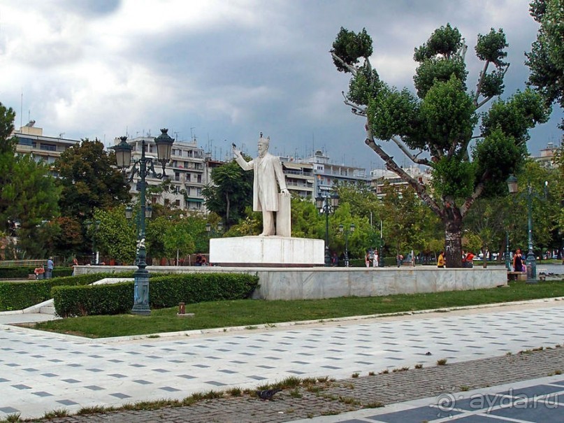 Вдоль центральной оси