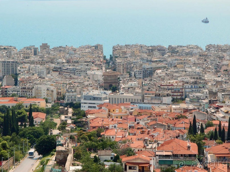 Вдоль центральной оси