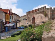 Вдоль центральной оси