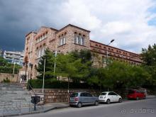 Вдоль центральной оси