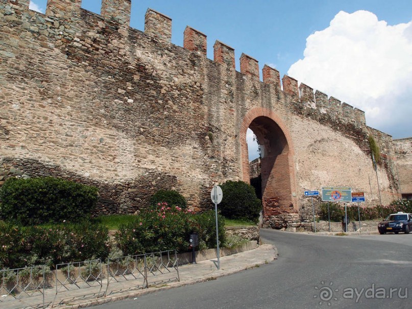 Вдоль центральной оси