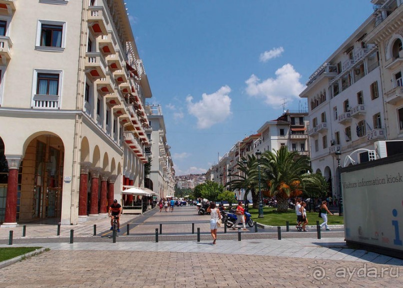 Вдоль центральной оси