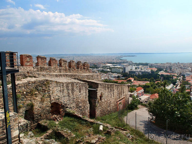 Вдоль центральной оси