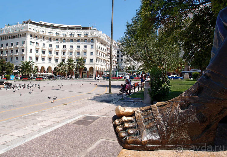 Вдоль центральной оси