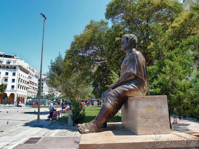 Вдоль центральной оси