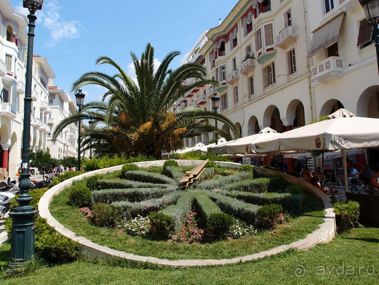 Вдоль центральной оси