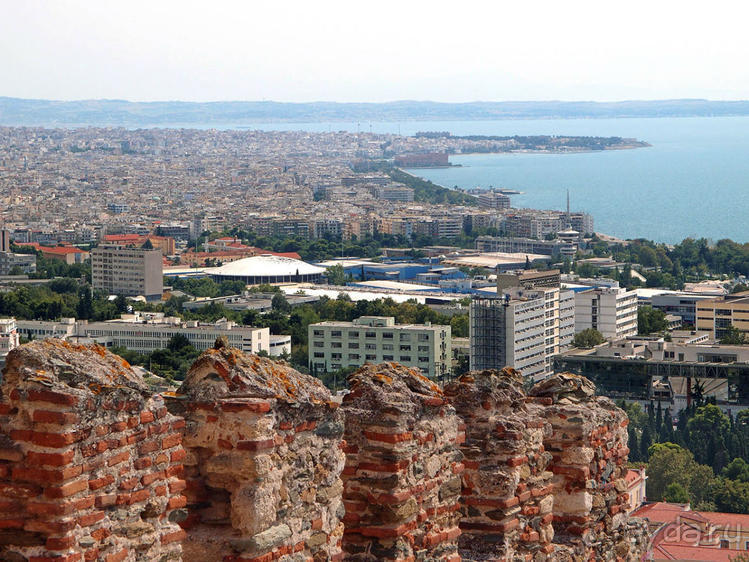 Вдоль центральной оси