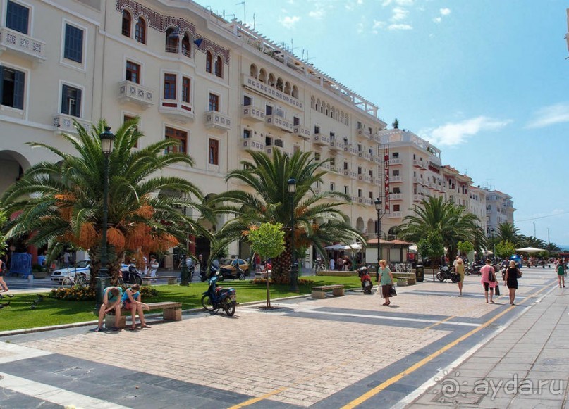 Вдоль центральной оси