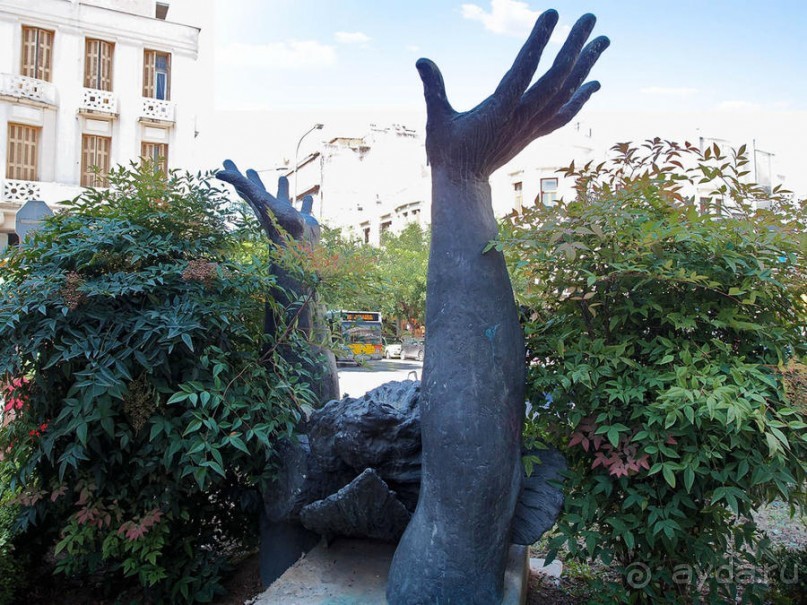 Вдоль центральной оси