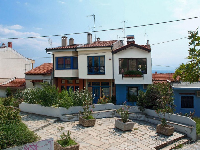 Вдоль центральной оси