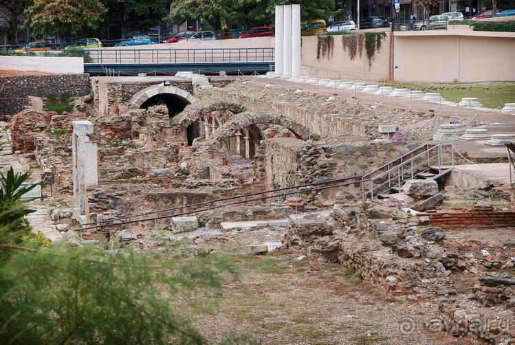 Вдоль центральной оси